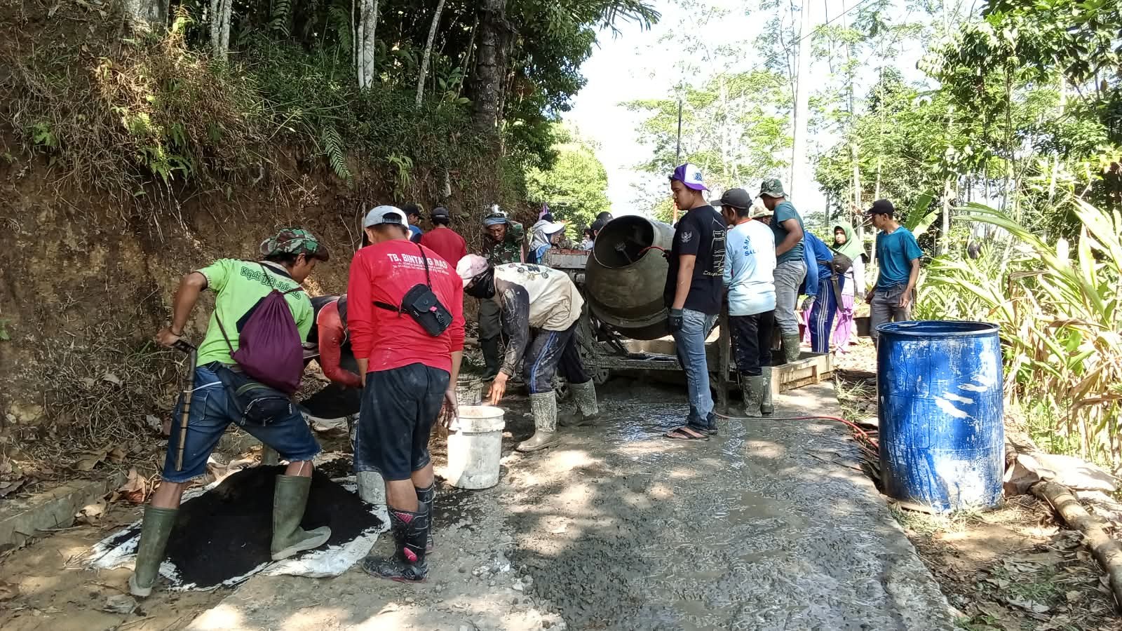 PEMBANGUNAN JALAN DESA
